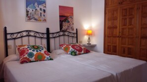 2 slaapkamers, een strijkplank/strijkijzer, internet, beddengoed