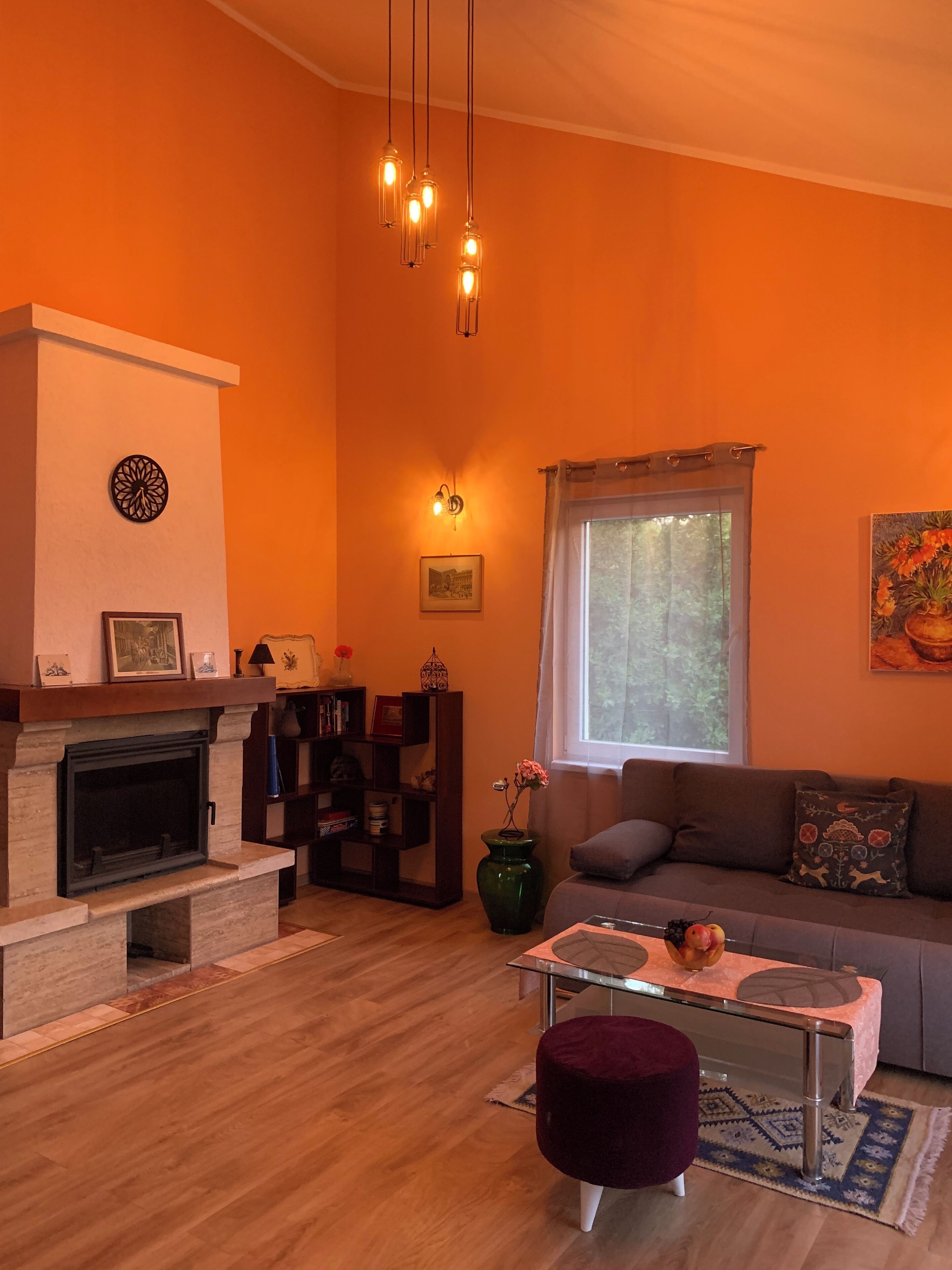 Televisio, takka, kirjoja