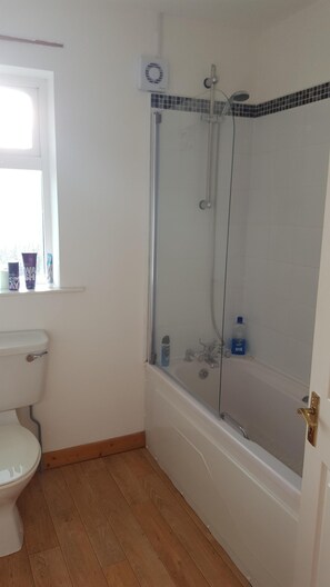 Combined shower/bathtub, hair dryer, towels