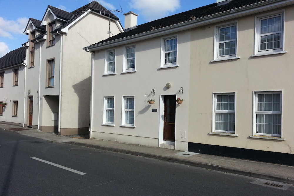 Sionna - 3 Bedroom Town House in Delightful Village of Keshcarrigan Co. Leitrim