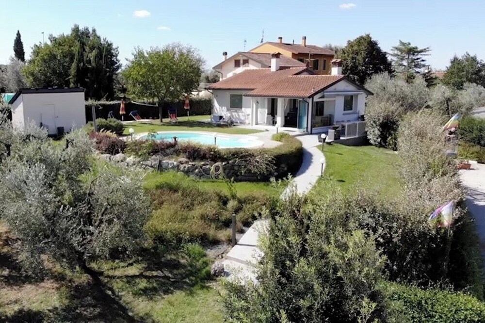 House in modern style with swimming-pool