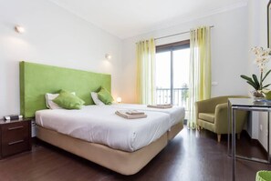 2 bedrooms, iron/ironing board, WiFi, bed sheets - Lagos Marina apartment with rooftop pool and gym (Lagos)