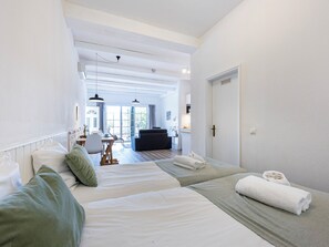 Strykjärn/strykbräda, resesäng, wi-fi och sängkläder