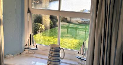 Seaweed Cottage in Fowey overlooking the beach with a garden and a parking space