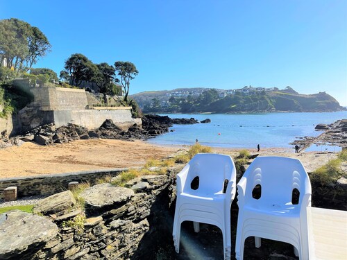 Seaweed Cottage in Fowey overlooking the beach with a garden and a parking space