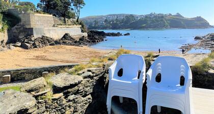 Seaweed Cottage in Fowey overlooking the beach with a garden and a parking space