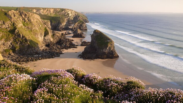 A coastal landscape with cliffs, a sandy beach, and a sea view. - Scandinavian Cabin near Bude with Log Burner (Kilkhampton)