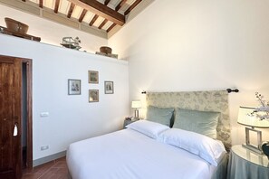 2 bedrooms, iron/ironing board, travel cot, free WiFi - Botticelli Apartment with garden (San Gersolé-torre Rosse)