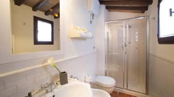 Dusche, umweltfreundliche Kosmetikartikel, Haartrockner, Bidet