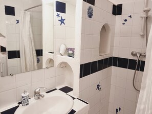 Combined shower/tub, hair dryer, towels