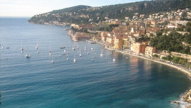 A coastal town with a beach, boats, and buildings along the shore. - Holiday one bedroom apt, in heart of old town, lovely sea view (Villefranche-Sur-Mer)