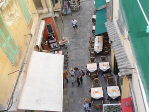 Outdoor dining - Holiday one bedroom apt, in heart of old town, lovely sea view (Villefranche-Sur-Mer)