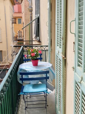 Outdoor dining - Holiday one bedroom apt, in heart of old town, lovely sea view (Villefranche-Sur-Mer)