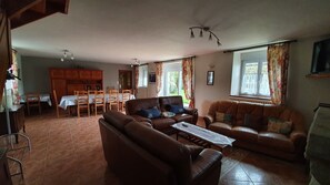 TV, fireplace, DVD player - Country Cottage / Gite - SAINT GOUENO (Le Mené)