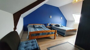 5 bedrooms, iron/ironing board, WiFi, bed sheets - Country Cottage / Gite - SAINT GOUENO (Le Mené)