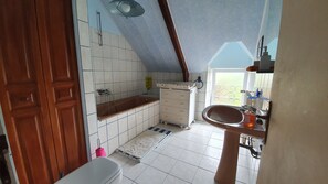 Bathtub, hair dryer, towels, toilet paper - Country Cottage / Gite - SAINT GOUENO (Le Mené)