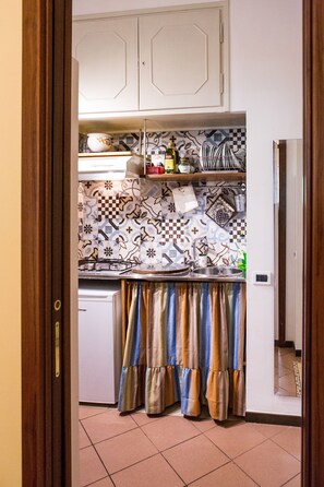 Kühlschrank, Mikrowelle, Ofen, Herdplatte