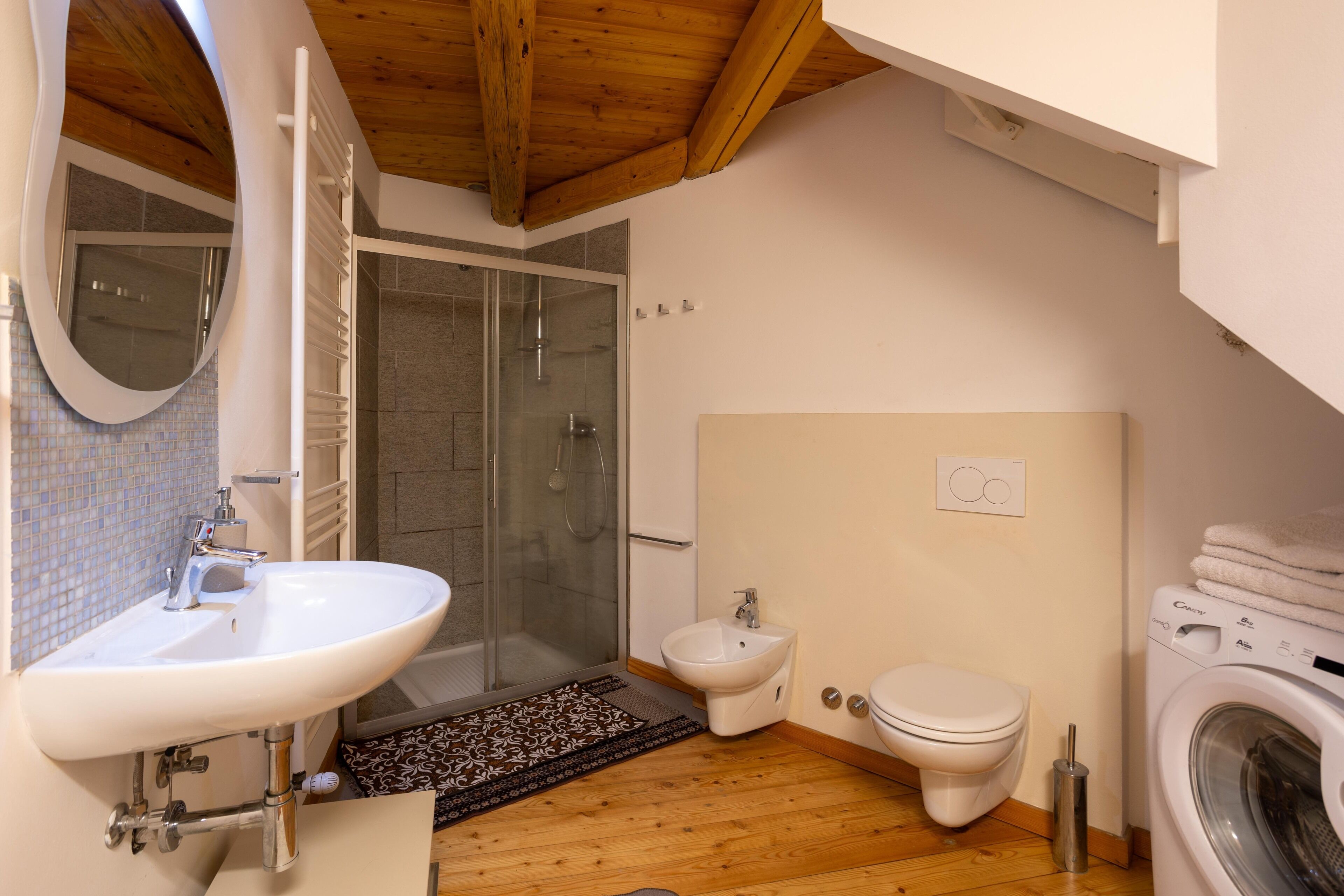 Une salle de bain équipée d’un lavabo, d’un bidet, de toilettes et d’un lave-linge.