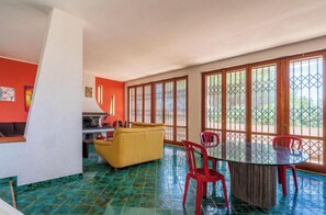 Smart TV, lareira, pebolim, livros