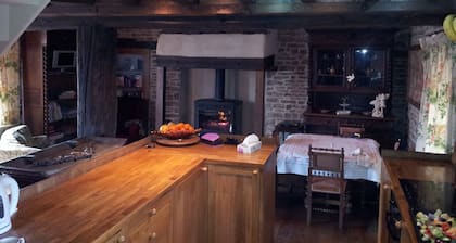 WATERFALL, SPA BATH,TRADITIONALL FARMHOUSE IN PEACEFUL GARDENS.POOL NEAR HOUSE