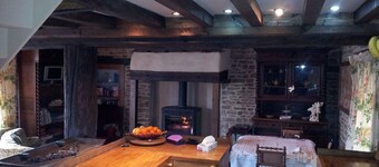 WATERFALL, SPA BATH,TRADITIONALL FARMHOUSE IN PEACEFUL GARDENS.POOL NEAR HOUSE