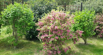 Ferme rénovée du 18Úme siÚcle aménagée dans des jardins paisibles et reposants