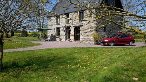  WATERFALL, SPA BATH,TRADITIONALL FARMHOUSE IN PEACEFUL  GARDENS.POOL NEAR HOUSE