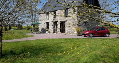 WATERFALL, SPA BATH,TRADITIONALL FARMHOUSE IN PEACEFUL GARDENS.POOL NEAR HOUSE