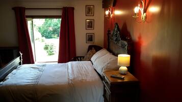 3 bedrooms, desk, iron/ironing board, travel crib