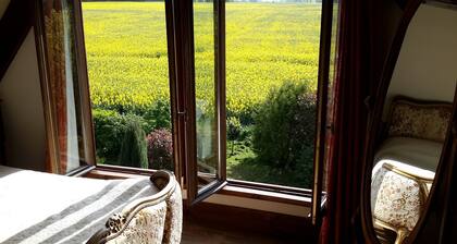 WATERFALL, SPA BATH,TRADITIONALL FARMHOUSE IN PEACEFUL GARDENS.POOL NEAR HOUSE