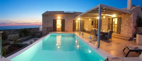 Una piscina riscaldata, lettini