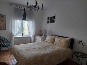 3 habitaciones, tabla de planchar con plancha, cuna de viaje y wifi 