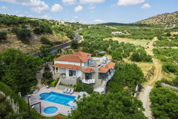 المنشأة من الخارج