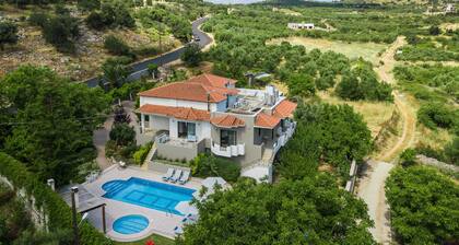 Alonia Villa, 50m2 uima-allas, lastenallas, kauppoja lähellä! Huikeat näkymät!