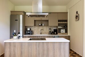 ثلاجة، ميكروويف، فرن، موقد طهي مسطح