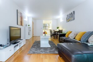 Télévision, lecteur de DVD, livres, chaîne hi-fi