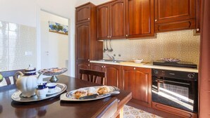 Una cocina con armarios de madera, una encimera, un fregadero y un horno.