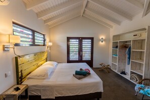3 chambres, coffres-forts dans les chambres, fer et planche à repasser