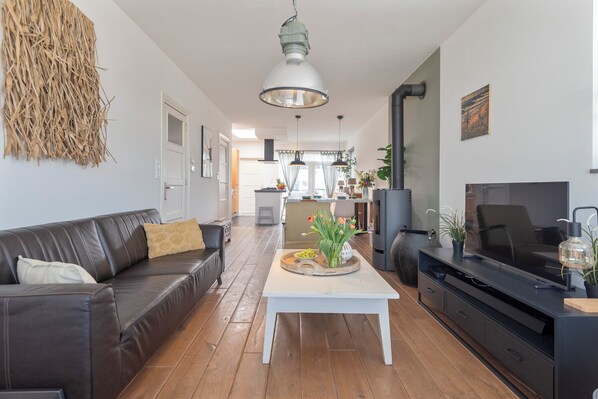 TV, fireplace, books, stereo