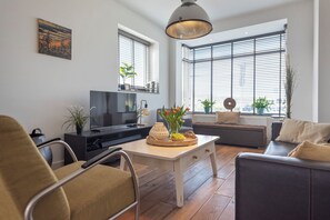 TV, fireplace, books, stereo