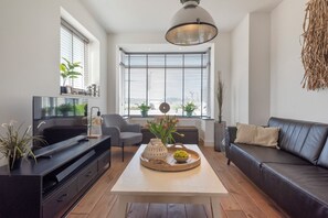 Fernseher, Kamin, Bücher, Stereoanlage