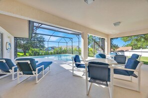 Outdoor pool, a heated pool - ‘Super spacious’ family villa. 400Mb Wi-Fi,4KTV, Roku, Fully Licensed & Insured. (Clermont)