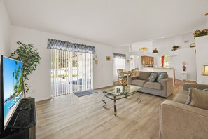 Smart TV, DVD player, books, stereo - ‘Super spacious’ family villa. 400Mb Wi-Fi,4KTV, Roku, Fully Licensed & Insured. (Clermont)