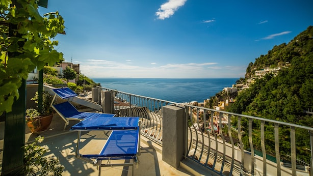 Una terrazza con lettini vista mare.