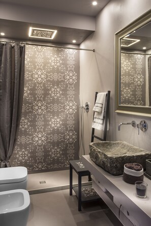 Combined shower/tub, hair dryer, bidet, towels