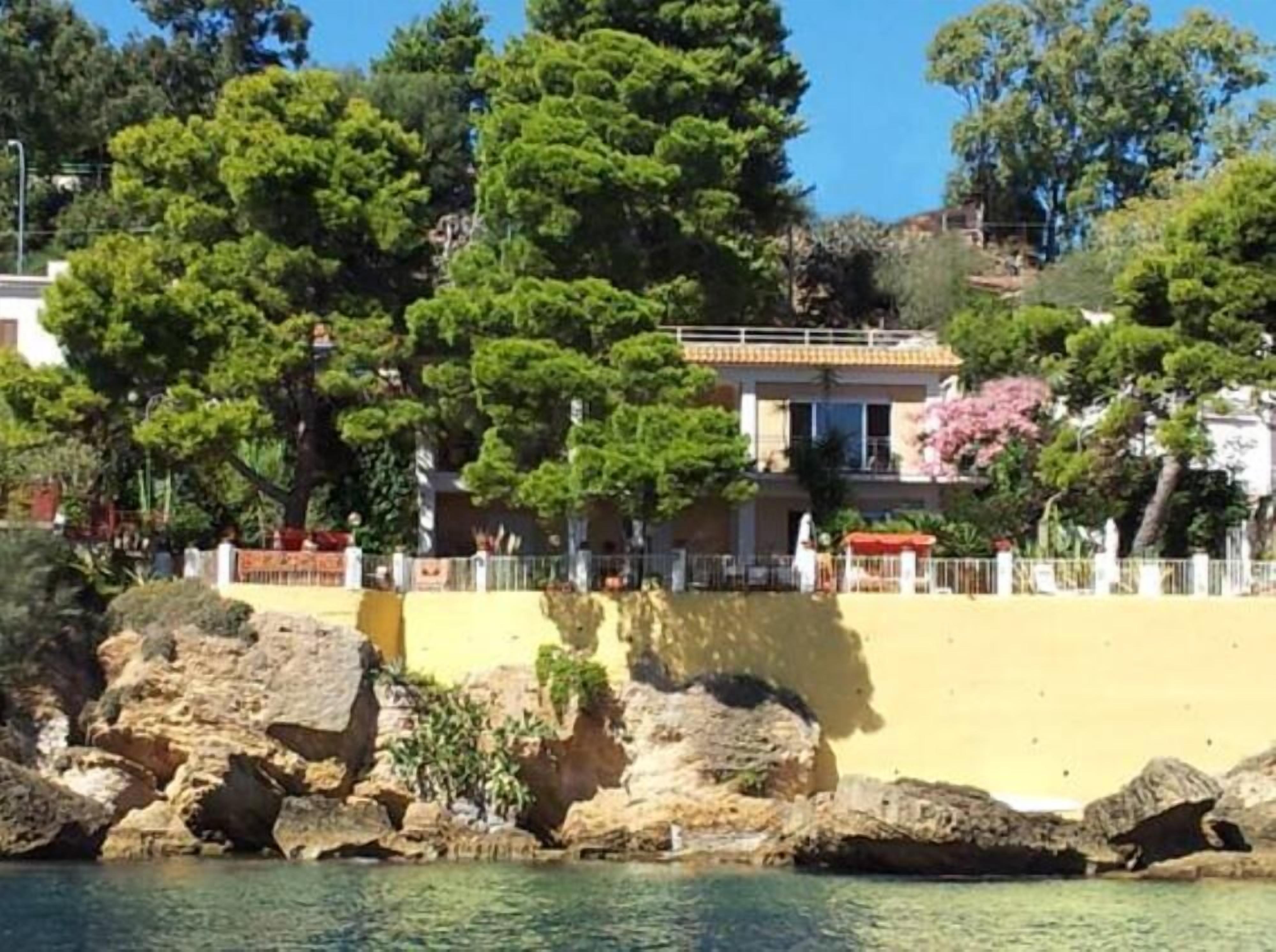 SEAFRONT VILLA AND GARDEN (direct access to the sea)