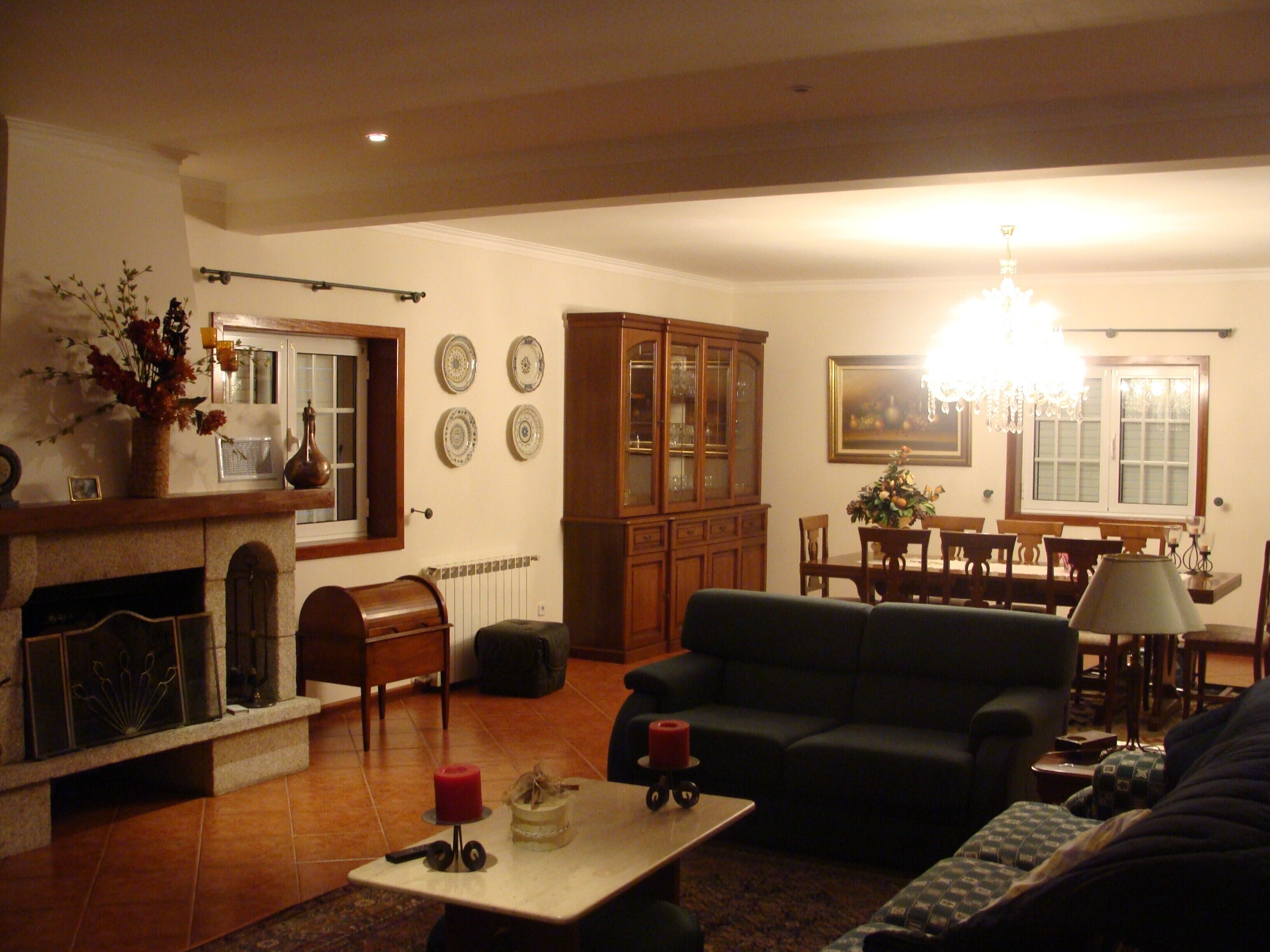 电视、壁炉、DVD 播放器、桌上足球