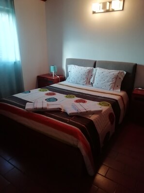 2 chambres, bureau, chambres insonorisées, fer et planche à repasser