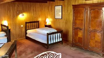 4 bedrooms, desk, iron/ironing board, travel cot