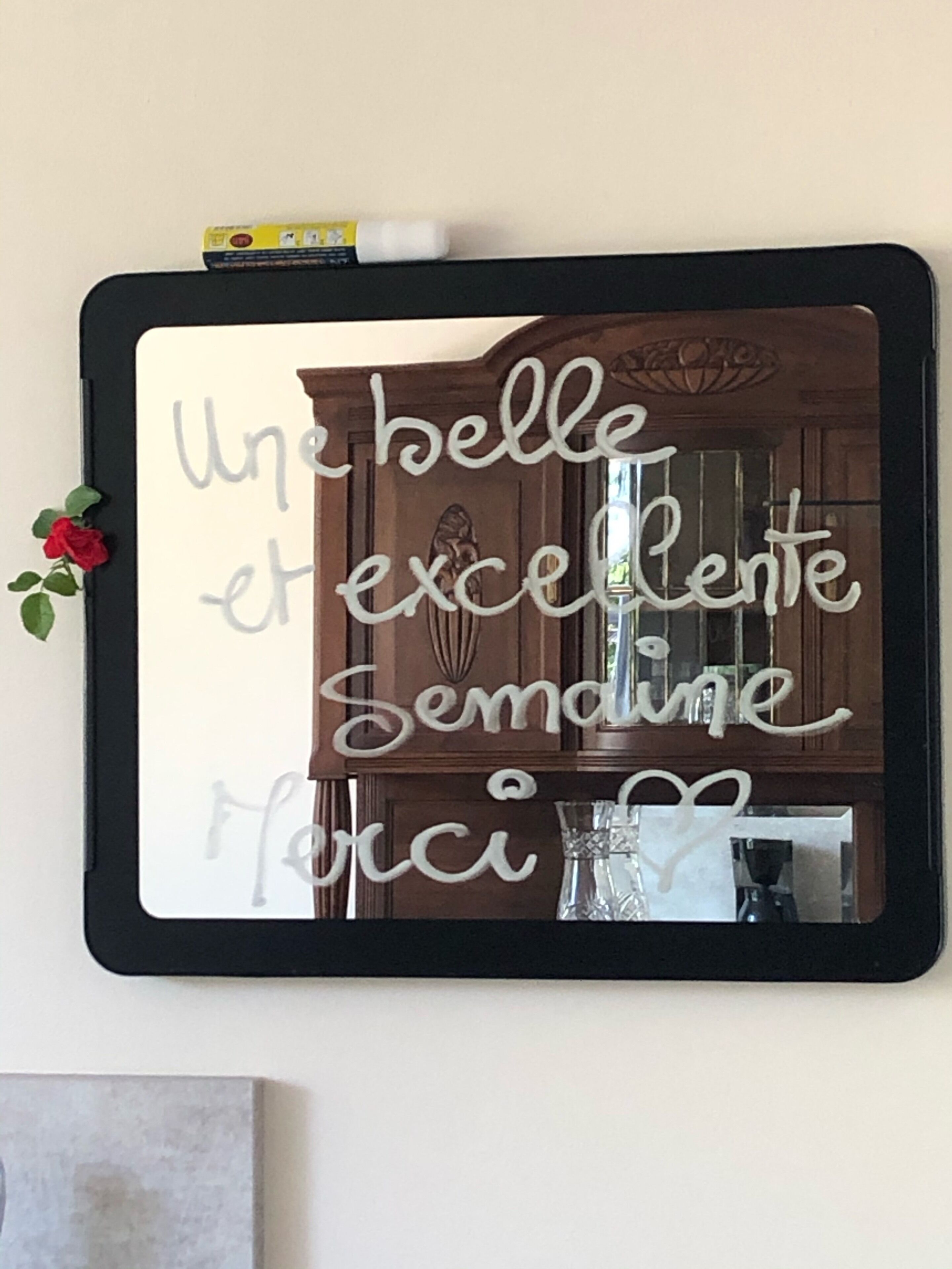 A mirror with a motivational quote in French.